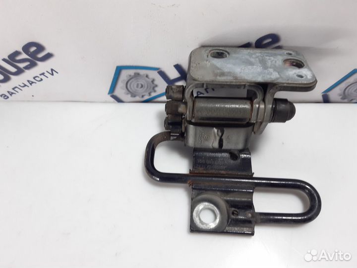 Петля двери передняя правая Volkswagen Passat B6