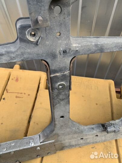 Рамка радиатора Nissan Fuga Y 50