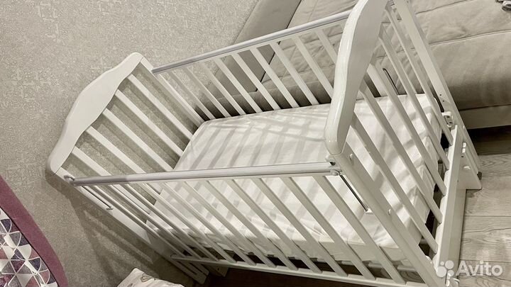 Детская кроватка с универсальным маятником