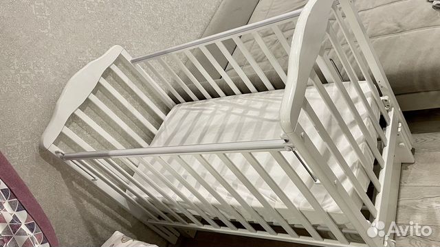Детская кроватка с универсальным маятником