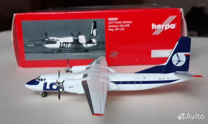 Модель самолета ан-24В LOT Polish Airlines 1:200