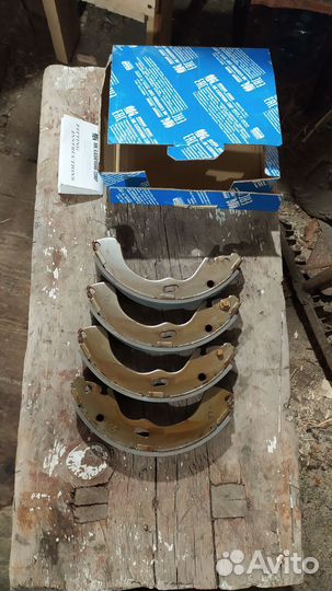 Тормозные колодки задние на Mazda Premacy