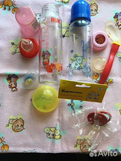 Бутылочки, пустышки, ложечка, подгузники