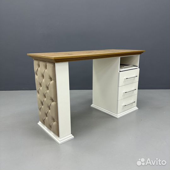 Маникюрный стол с ящиками