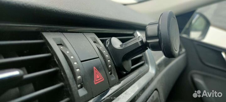 Магнитный держатель в авто