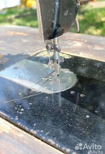 Антикварная швейная машинка на деревянной станине