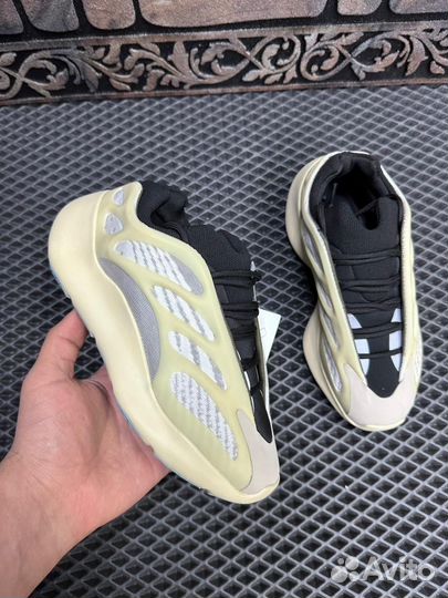 Adidas Yeezy Boost 700 v3