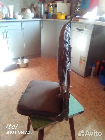 Сиденье откидное с креплением на стену