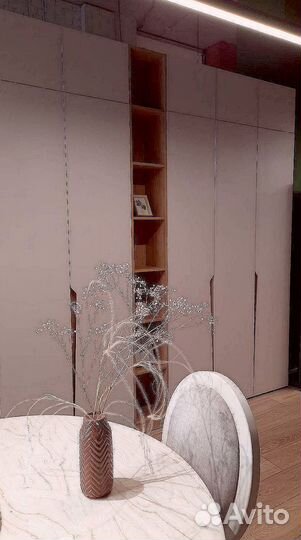 Стильный и удобный шкаф с распашными дверцами