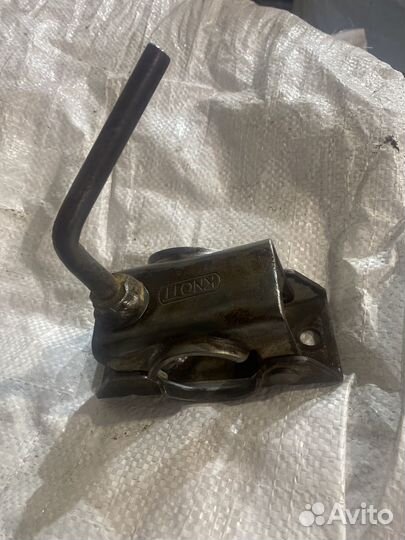 Крепление подкатного колеса