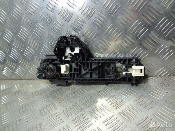 Кронштейн ручки двери правой Мерседес