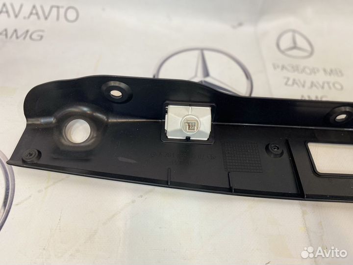Накладка замка крышки багажника Mercedes W204