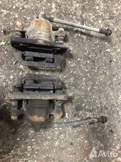 Задний тормозной суппорт Nissan Tiida 1