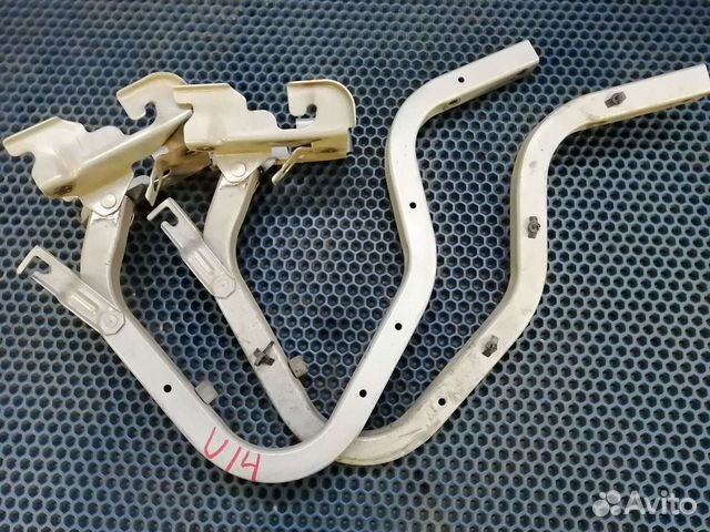 Петля багажника Nissan bluebird u14