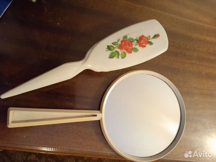 Щётки для волос, зеркало, гребни