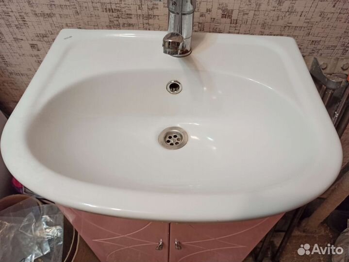 Тумбочка в ванную с раковиной и краном