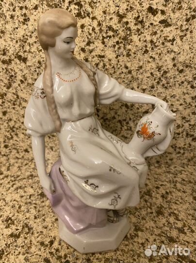 Фарфоровые статуэтка