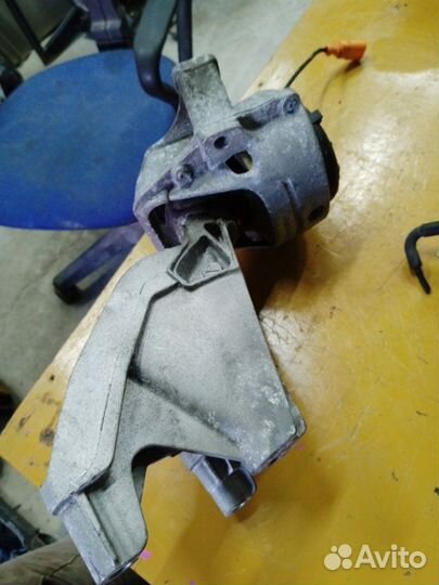 Подушка двигателя левая Audi Q5