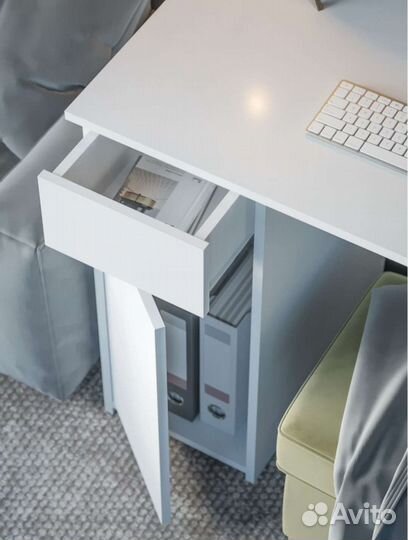 Большой рабочий стол с полками и ящиками