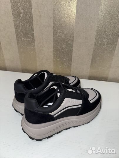 Кроссовки женские