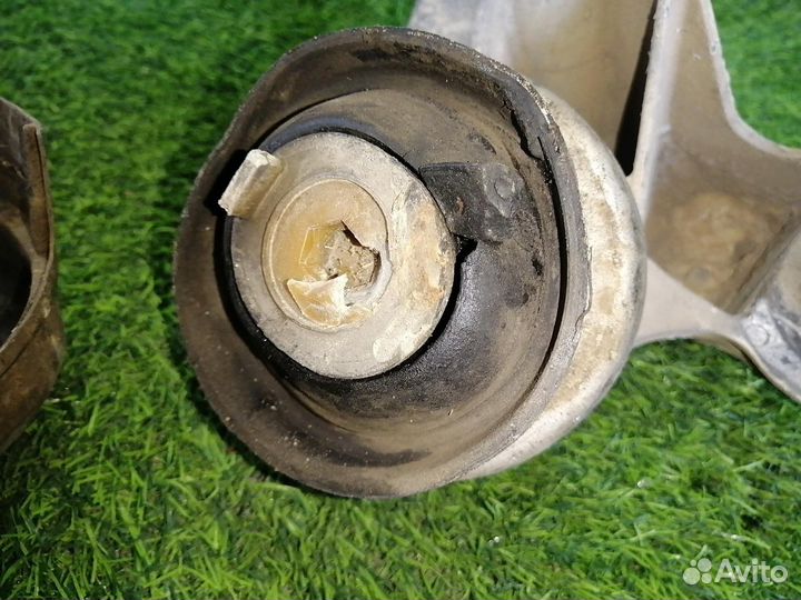 Кронштейн двигателя правый Audi A6 C6 AUK 2007