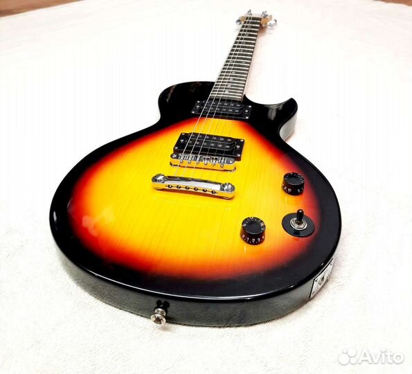 Электрогитара с комбоусилителем