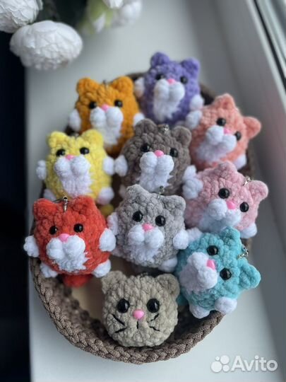 Вязаный брелок котик