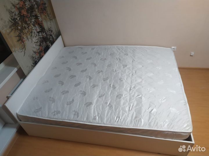 Кровать с матрасом