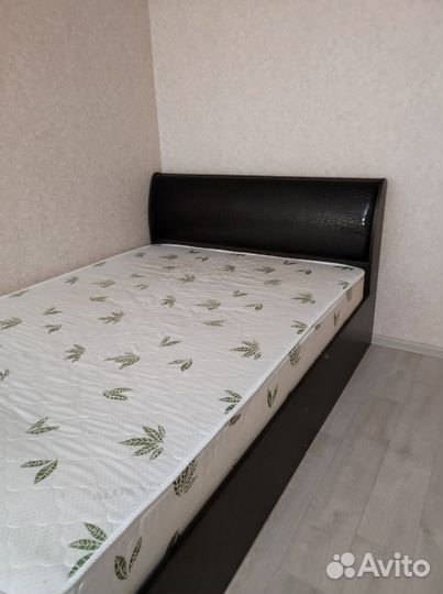 Кровать с матрасом, зеркало, столик