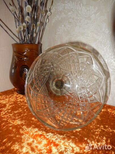 Старинная ваза на ножке