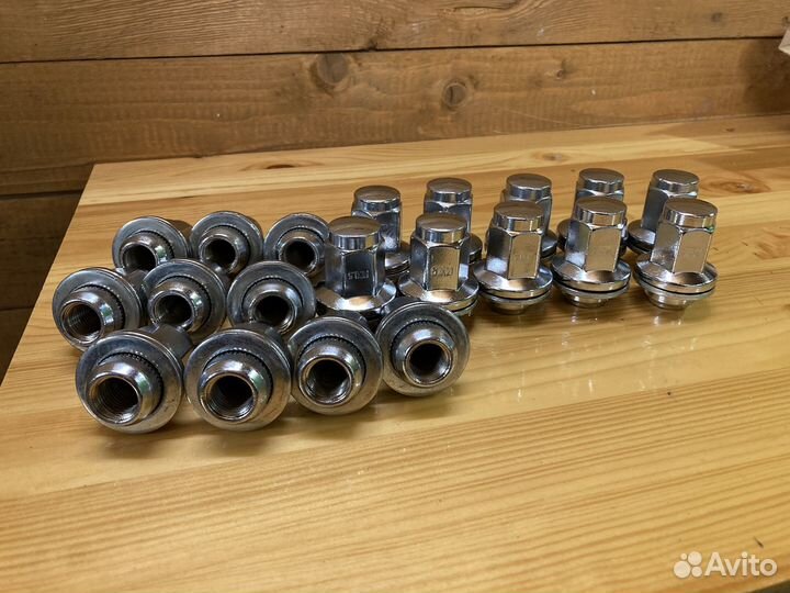 Комплект колёсных гаек на Toyota LC200