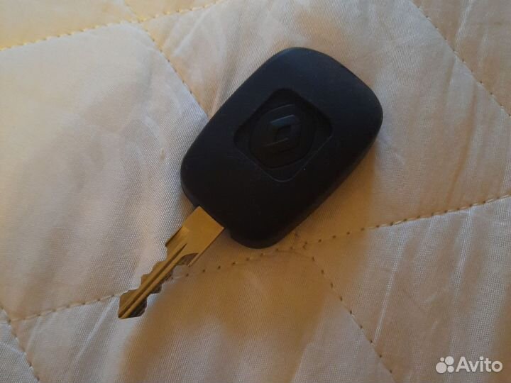 Оригинальный ключ с автозапуском от Дастер, 2017 г