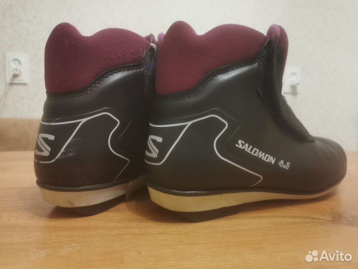 Лыжные ботинки salomon с лыжами и палками