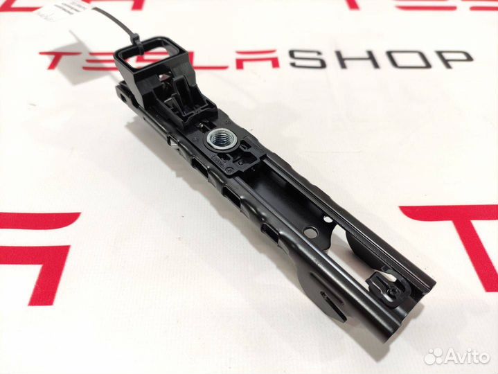 Кронштейн крепления ремня безопасности Tesla