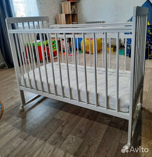 Детская кроватка с матрасом