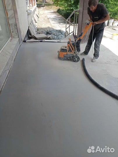 Прораб с бригадой