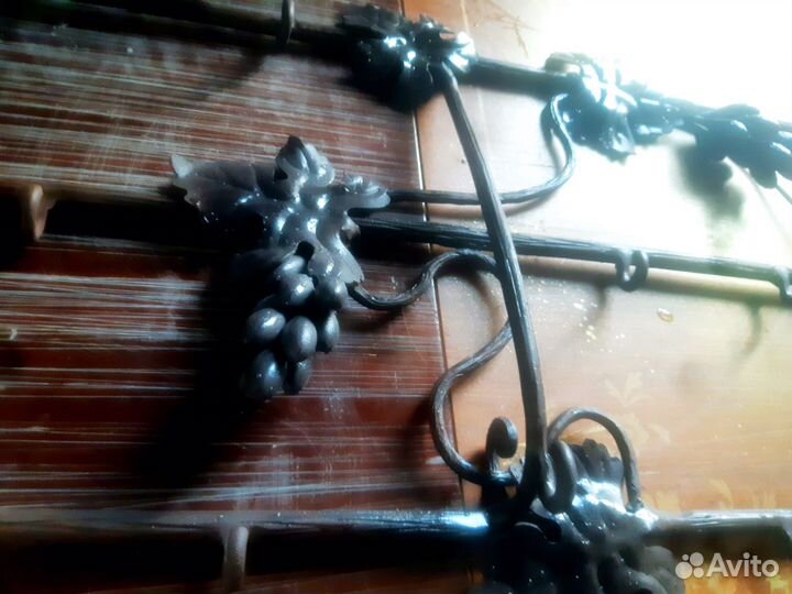 Кованная вешалка в ресторан особняк Виноград Лоза