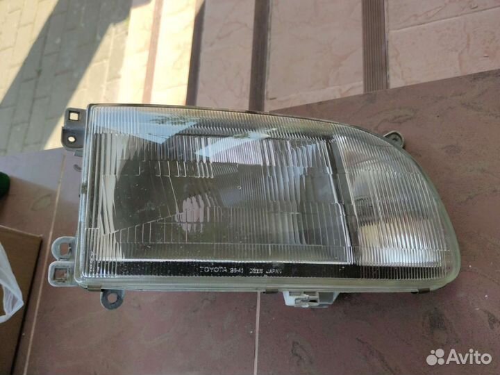 Фара передняя на Toyota правая и левая