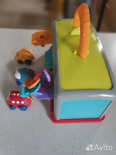 Гараж с машинками и ключами