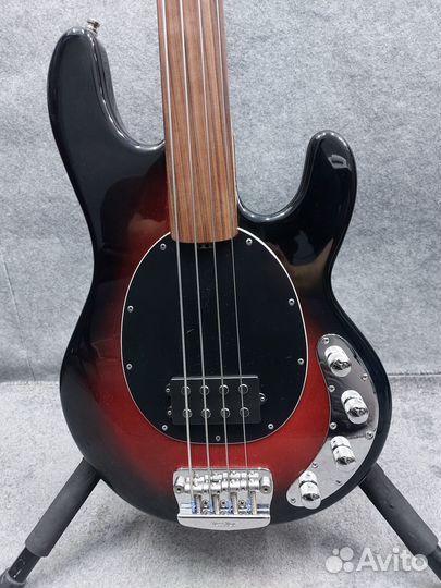 Music Man StingRay 3 Fretless USA безладовый