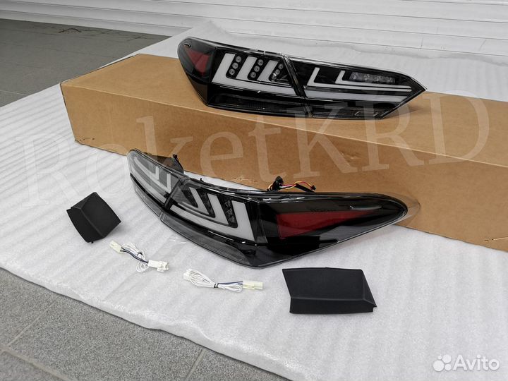 Задние фонари Toyota Camry 70 белые