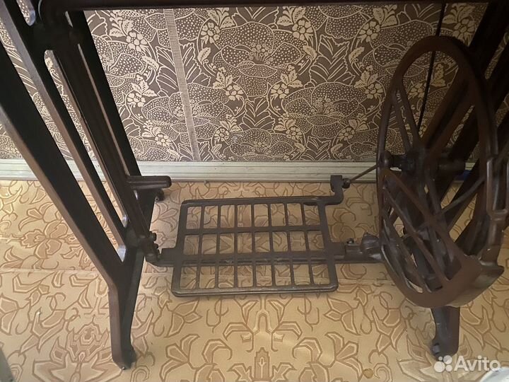 Швейная машинка LADA ножная