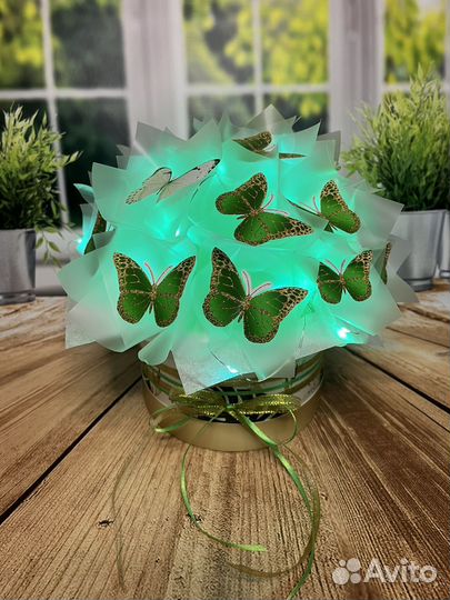 Букет из бабочек в круглой коробке