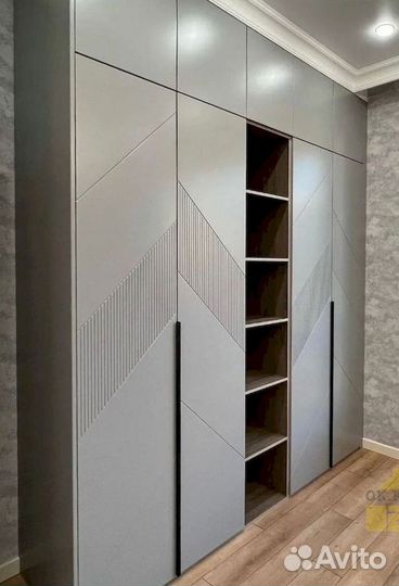 Зеркальный шкаф