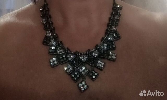 Колье и серьги стразы Сваровски серого цвета