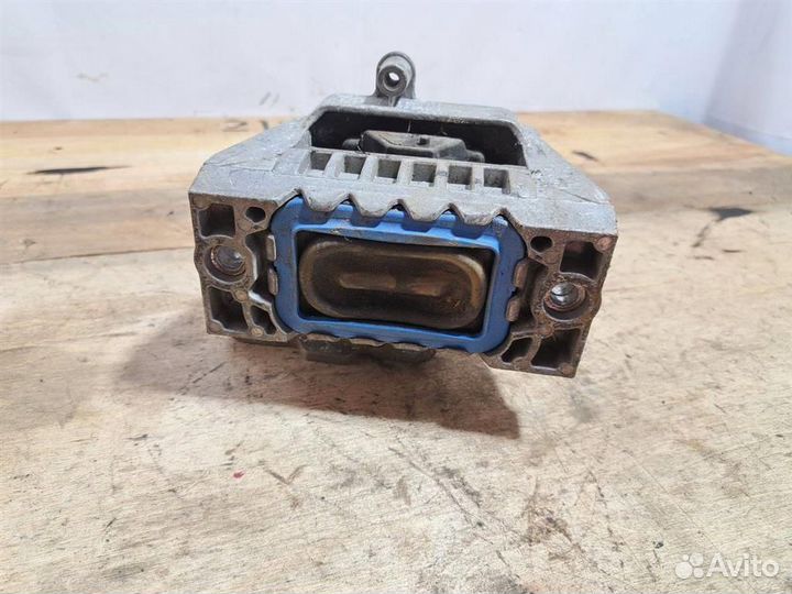 Опора двигателя правая VW Passat (B6) 2005-2010