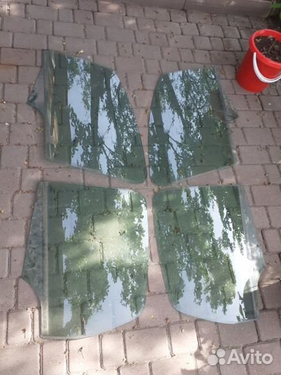 Стекла дверей правая,левая сторона Citroen C3