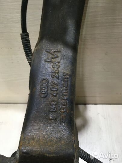 Кулак поворотный правый пассат Б5 8D0407258M