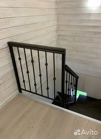 Лестница на металлокаркасе с поворотом