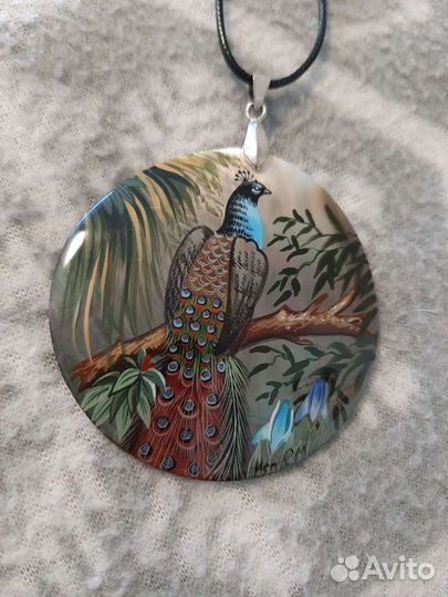Подвеска кулон Павлин из перламутра с росписью